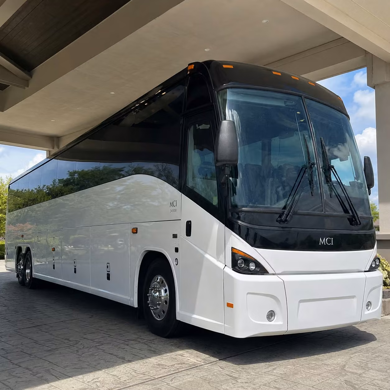 shuttle your st louis park workforce along the excelsior boulevard corridor without the commute headache